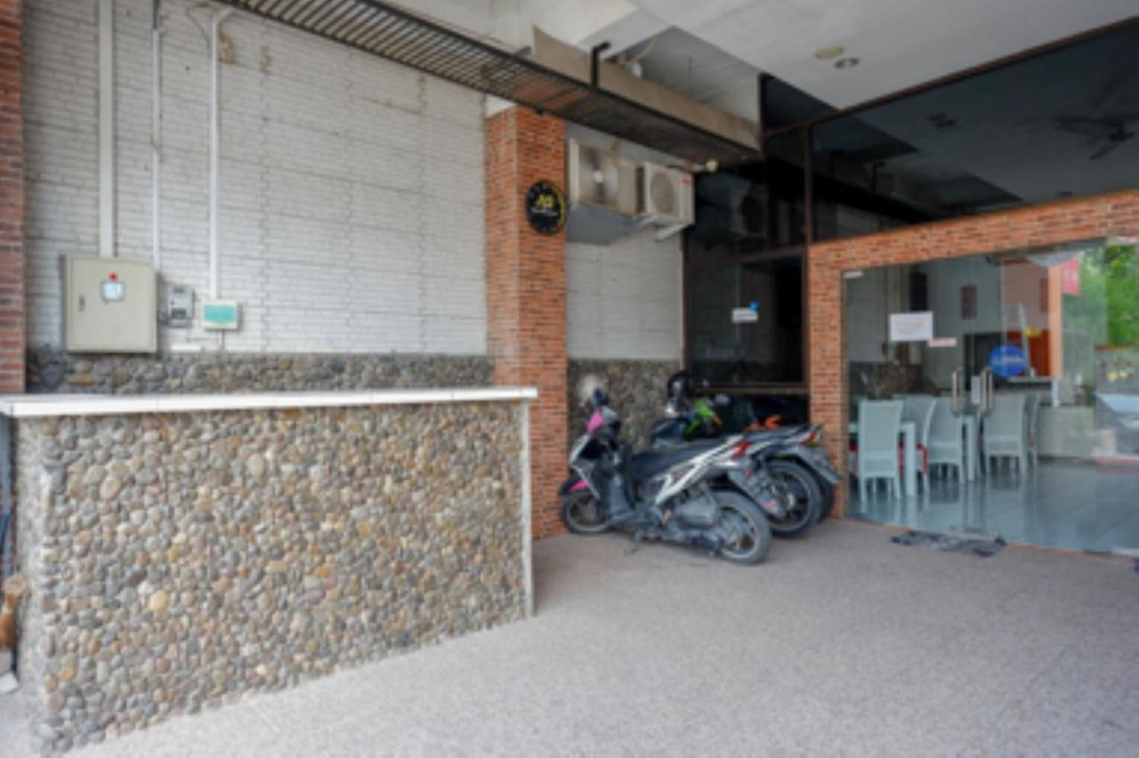 Oyo 1251 Residence 8 Semarang Exteriör bild